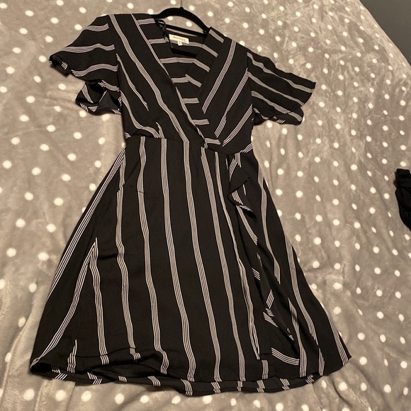 Monteau Wrap Dress - Picture 4 of 4